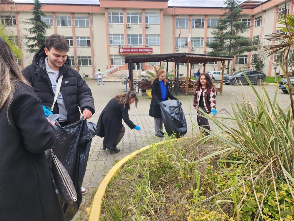 Pazarlama ve Reklamcılık Bölümü Gönüllü Öğrencileri Tarafından Çevre Temizlik Etkinliği Gerçekleştirildi.